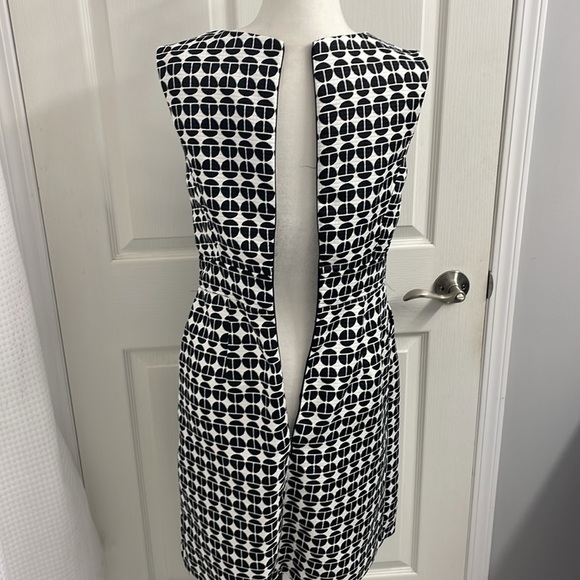 London Times Sleeveless Black/White Dress Crew Neck with Pockets Faux Belt Sz 10 - Picture 7 of 14